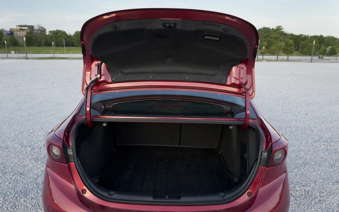 Mazda 3 cena 39000 przebieg: 188850, rok produkcji 2015 z Warszawa małe 106
